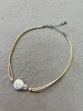 Load image into Gallery viewer, Sigi Pearl Choker - White
