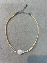 Load image into Gallery viewer, Sigi Pearl Choker - White
